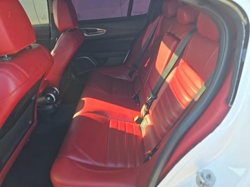 Used 2022 Alfa Romeo Giulia Veloce RWD image 5
