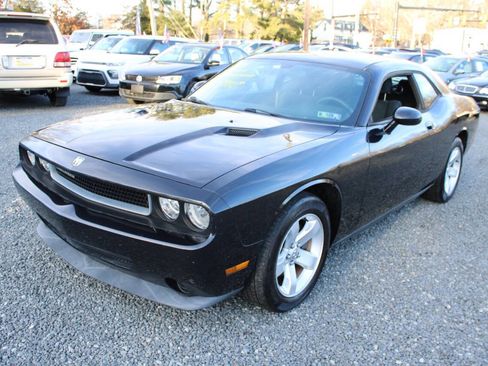 Used 2010 Dodge Challenger SE image 2