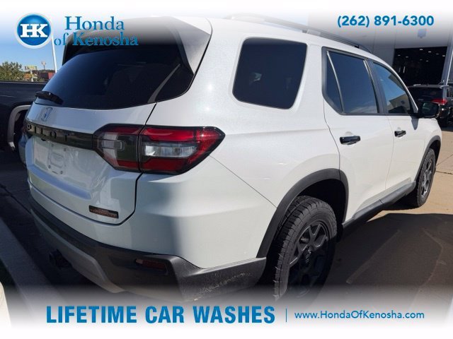 Used 2025 Honda Pilot TrailSport image 2