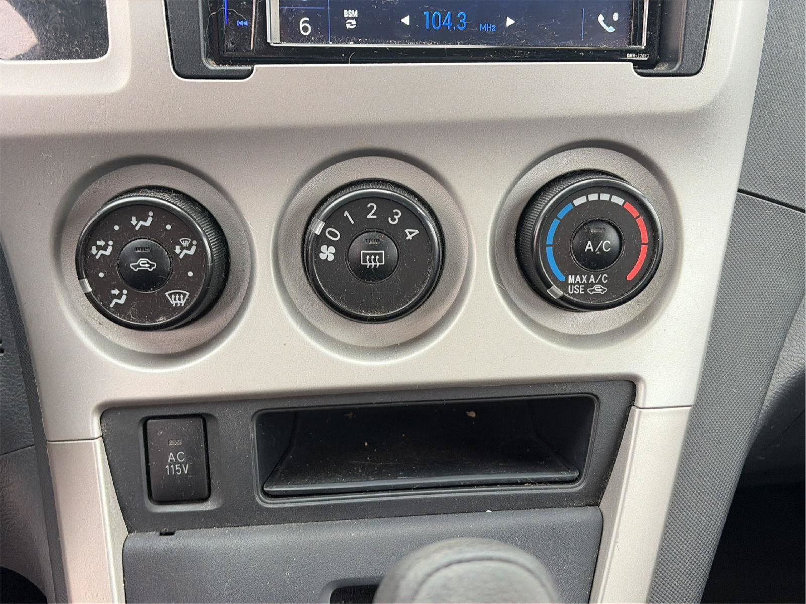 Used 2009 Pontiac Vibe w/ Preferred Package FWD image 28