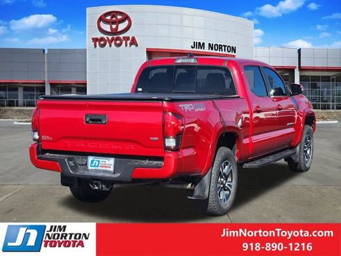 Used 2018 Toyota Tacoma TRD Sport image 6