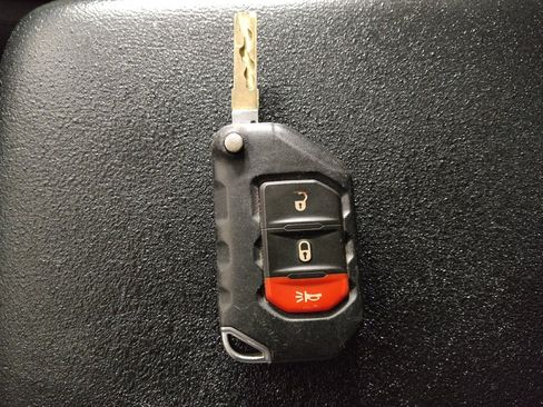 Used 2018 Jeep Wrangler Unlimited Sport S image 32