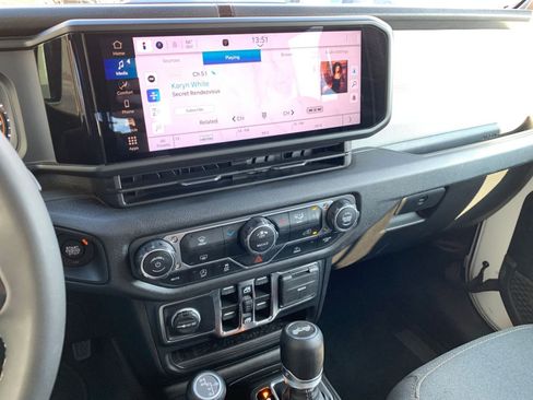 Used 2025 Jeep Wrangler Sport S image 18