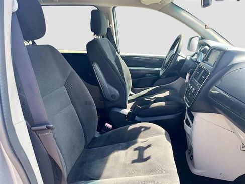 Used 2019 Dodge Grand Caravan SE FWD image 28