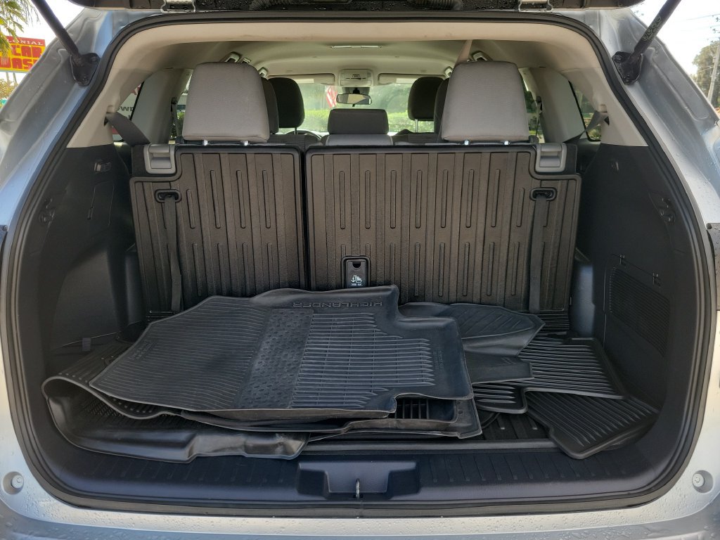 Used 2023 Toyota Highlander L FWD image 7