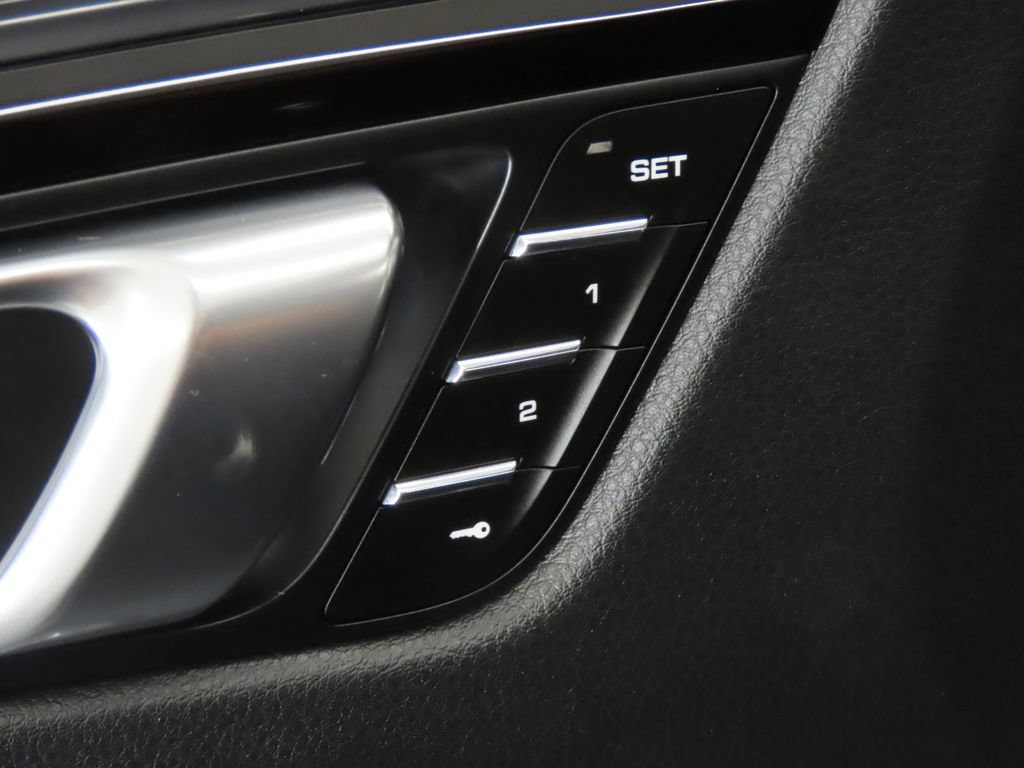 Certified 2025 Porsche Macan AWD/4WD image 36