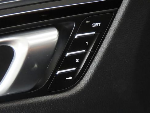 Certified 2025 Porsche Macan AWD/4WD image 36