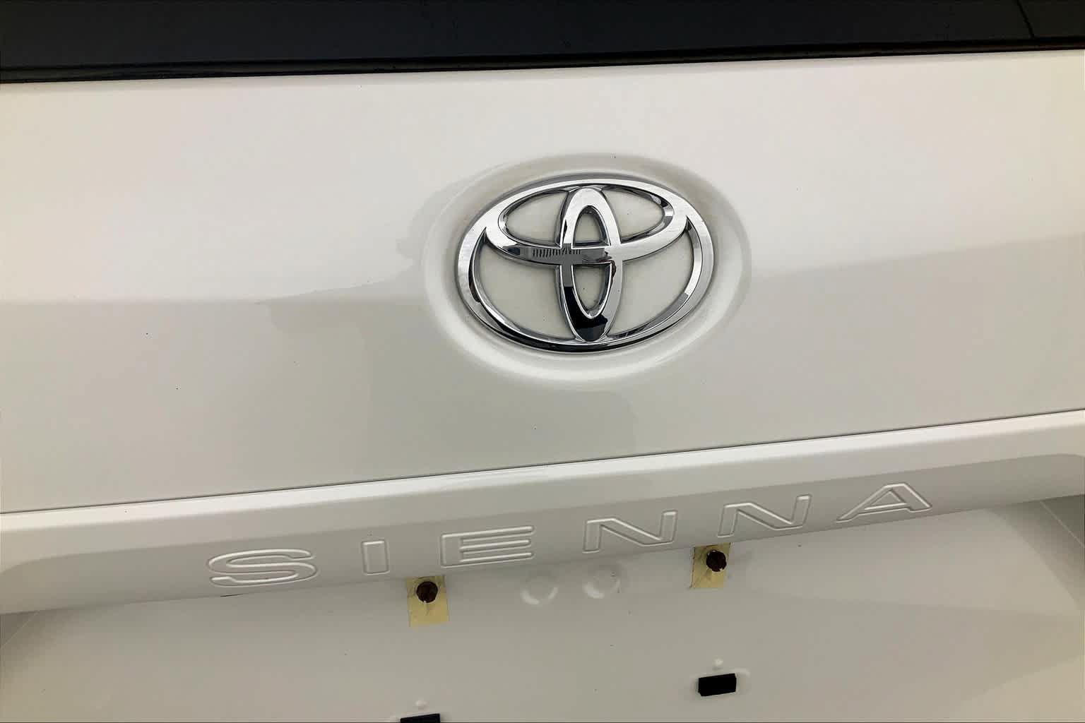 Used 2018 Toyota Sienna XLE Premium w/ Outdoor Package AWD/4WD image 31