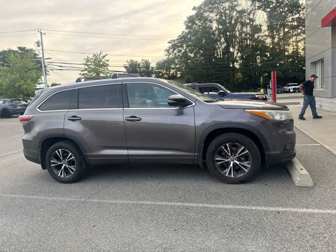 Used 2016 Toyota Highlander XLE AWD/4WD image 5