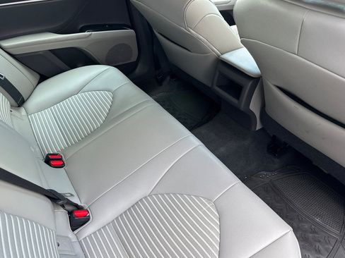 Used 2019 Toyota Camry SE w/ Convenience Package FWD image 17