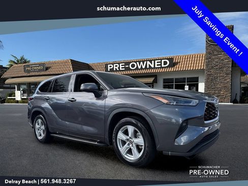 Used 2021 Toyota Highlander LE FWD image 1