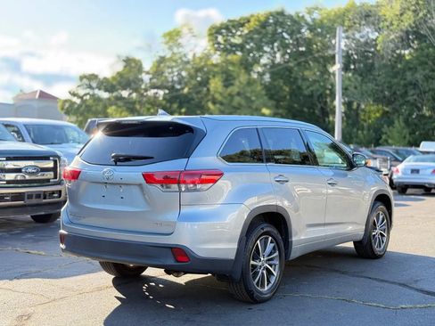 Used 2017 Toyota Highlander XLE w/ Carpet Mat Package AWD/4WD image 7