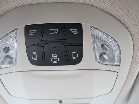 Used 2023 Chrysler Pacifica Touring-L image 32