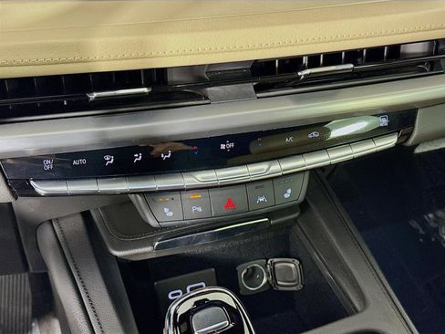 Used 2024 Cadillac XT4 Luxury w/ Cold Weather Package image 18