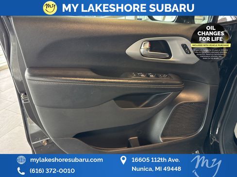 Used 2020 Chrysler Pacifica Limited w/ S Appearance Package image 15