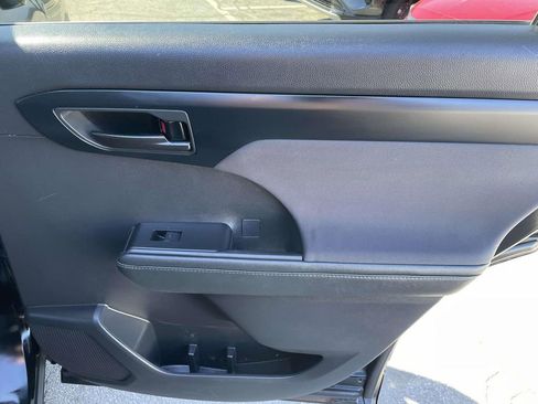 Used 2021 Toyota Highlander LE image 43