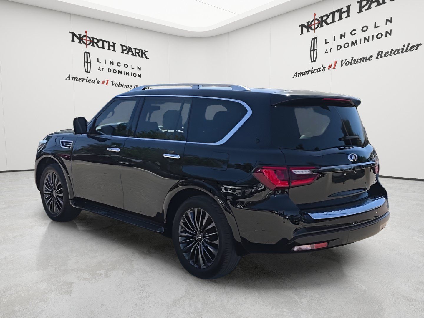 Used 2023 INFINITI QX80 Premium Select w/ Cargo Package RWD image 3