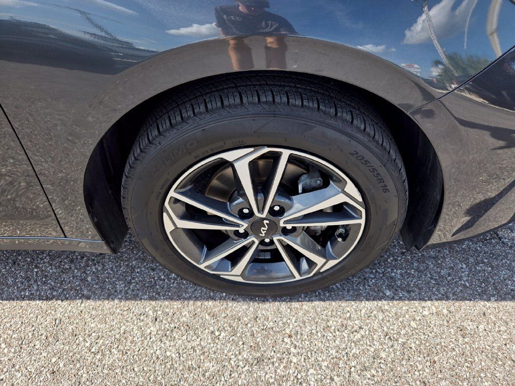 Used 2023 Kia Forte LXS FWD image 17