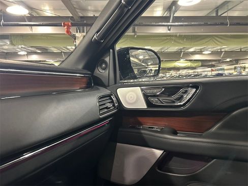 Used 2023 Lincoln Navigator Reserve image 18