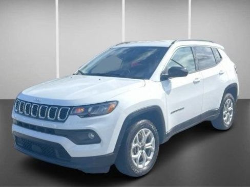 Used 2025 Jeep Compass Latitude AWD/4WD image 11