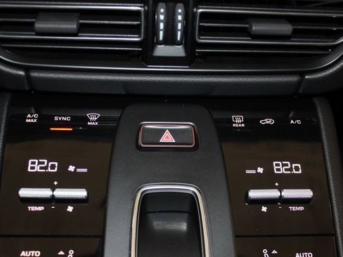 Certified 2025 Porsche Macan AWD/4WD image 26