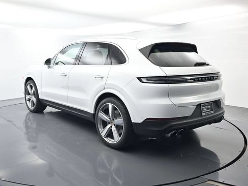 Certified 2025 Porsche Cayenne AWD/4WD image 3