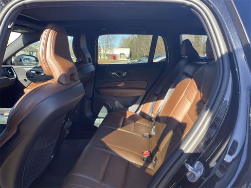 Used 2023 Volvo V60 B5 Cross Country Ultimate image 11