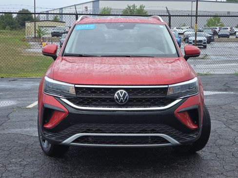 Certified 2023 Volkswagen Taos SE w/ Panoramic Sunroof Package AWD/4WD image 2