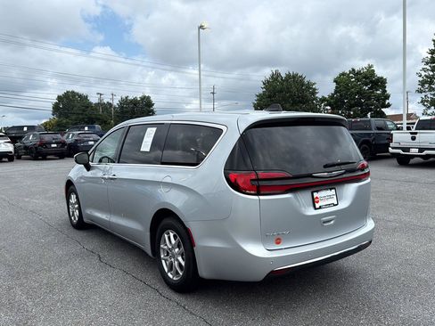 Used 2023 Chrysler Pacifica Touring-L FWD image 7