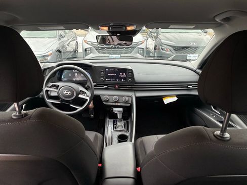 Used 2024 Hyundai Elantra SE image 15