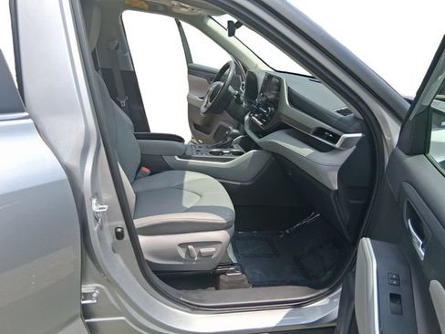 Used 2024 Toyota Highlander XLE AWD/4WD image 17