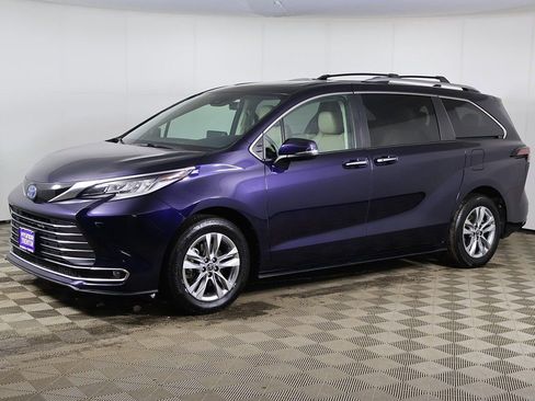 Used 2022 Toyota Sienna Limited image 10