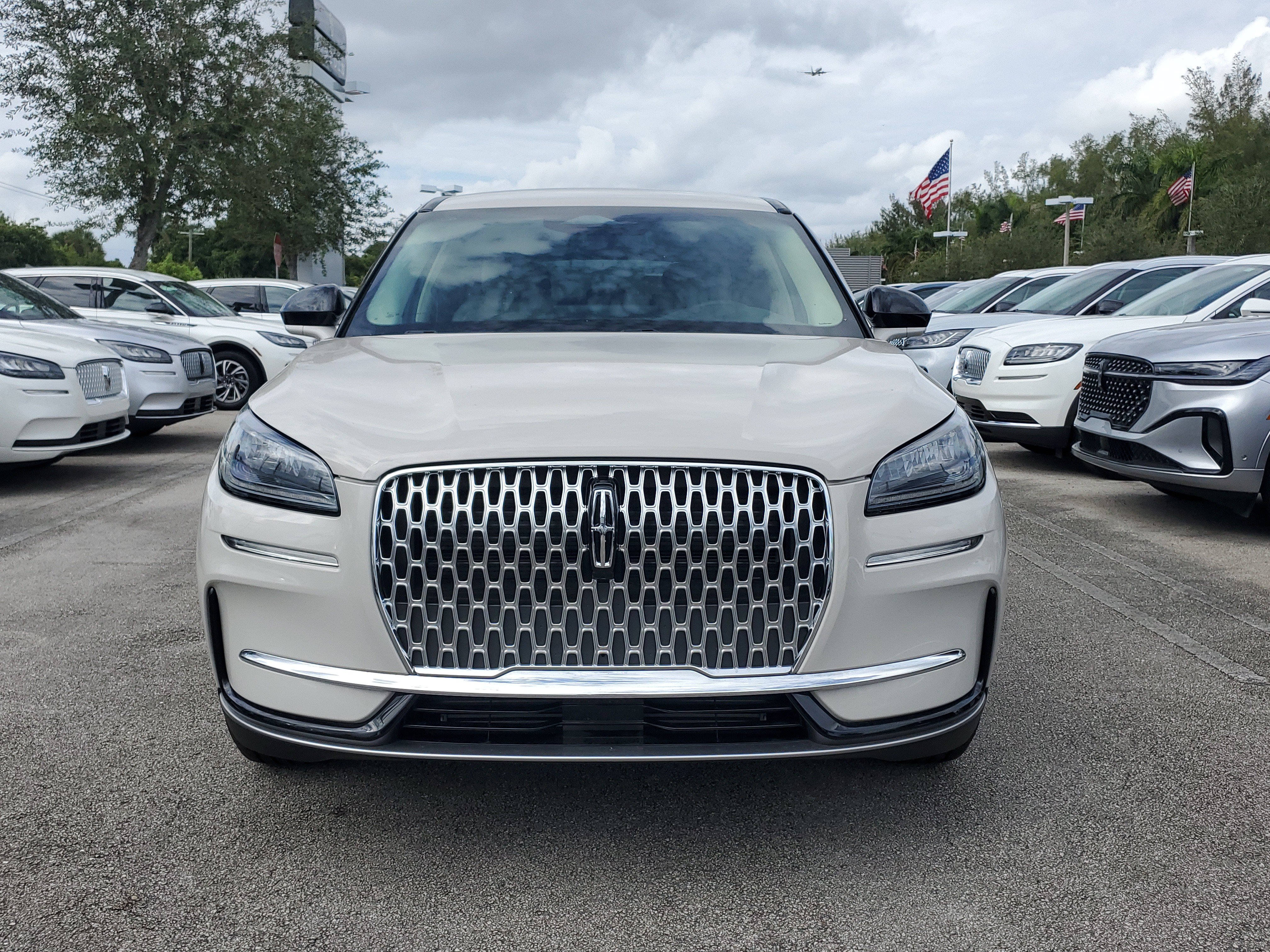 Used 2024 Lincoln Corsair FWD image 2