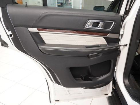 Used 2017 Ford Explorer Platinum image 25