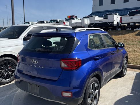Used 2022 Hyundai Venue SEL image 3
