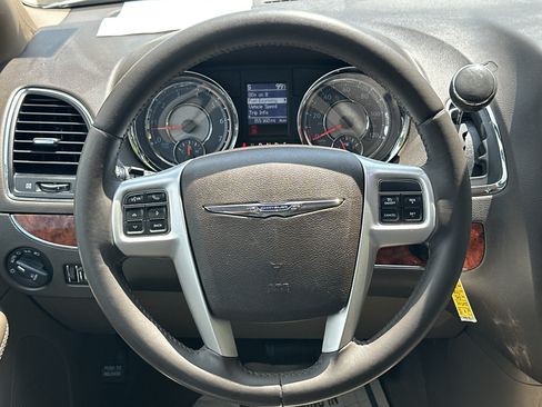 Used 2015 Chrysler Town & Country Touring FWD image 21
