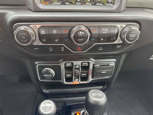 Used 2022 Jeep Wrangler Unlimited Sahara w/ LED Lighting Group AWD/4WD image 29