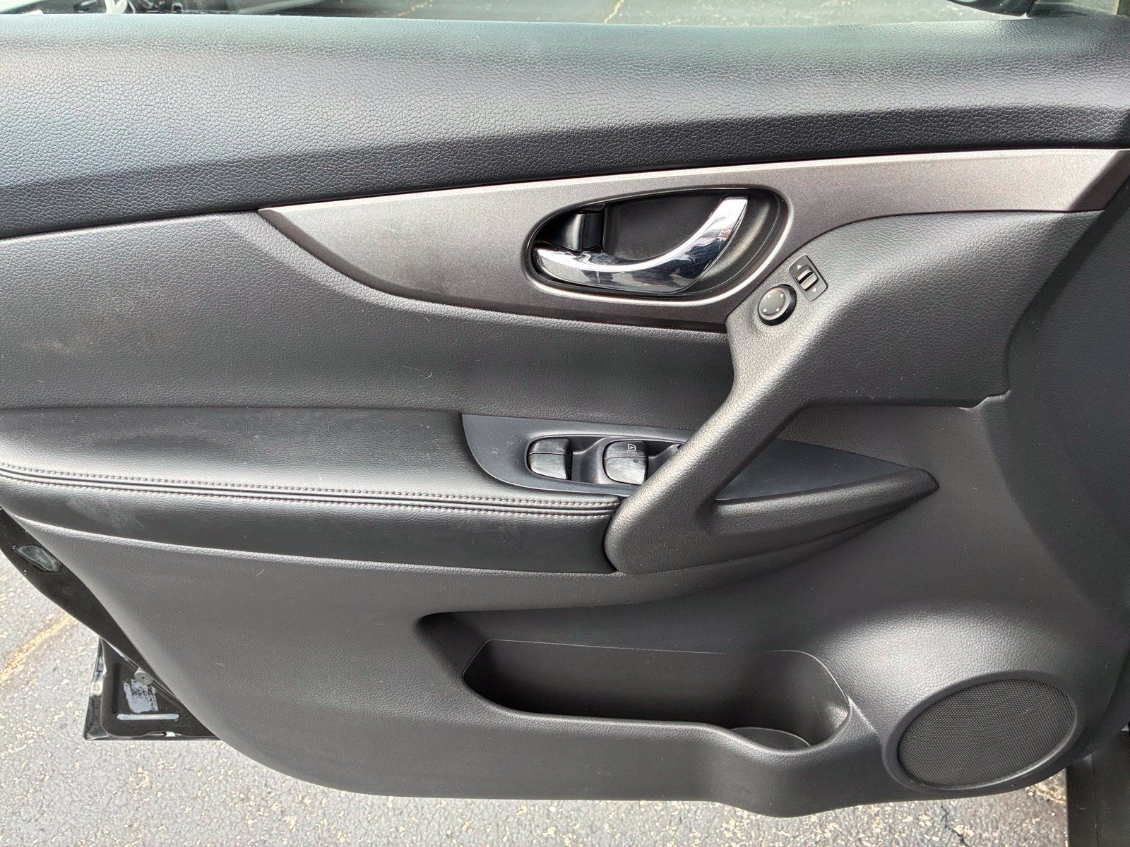 Used 2015 Nissan Rogue SV FWD image 12