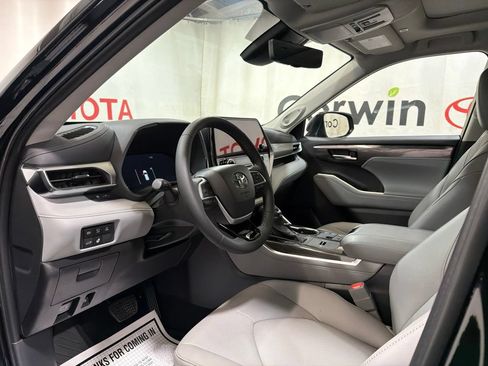 Used 2026 Toyota Highlander Platinum AWD/4WD image 27