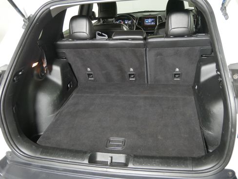 Used 2019 Jeep Cherokee Latitude Plus image 18