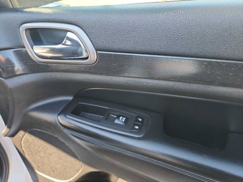 Used 2018 Jeep Grand Cherokee Laredo image 35