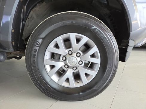 Used 2017 Toyota Tacoma SR5 AWD/4WD image 10