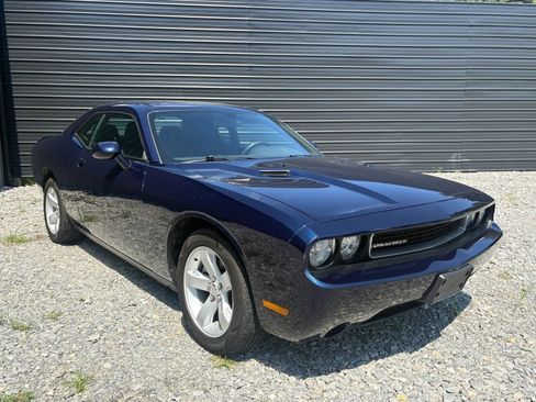 Used 2014 Dodge Challenger SXT RWD image 3