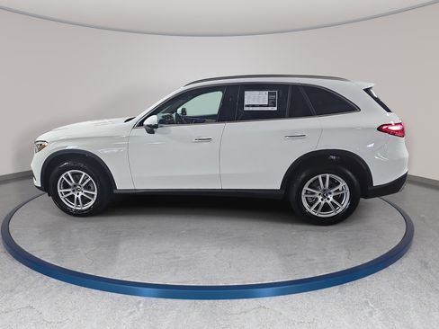Used 2025 Mercedes-Benz GLC 300 4MATIC image 9