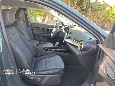 Used 2025 Chevrolet Trax LT FWD image 23