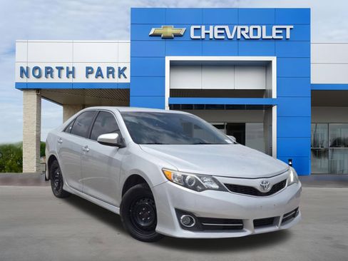 Used 2012 Toyota Camry SE FWD image 1
