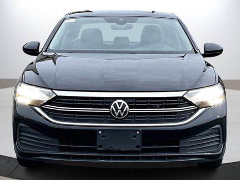 Used 2024 Volkswagen Jetta SE image 3