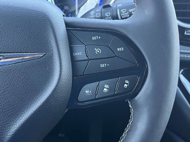 Used 2025 Chrysler Pacifica Limited FWD image 29