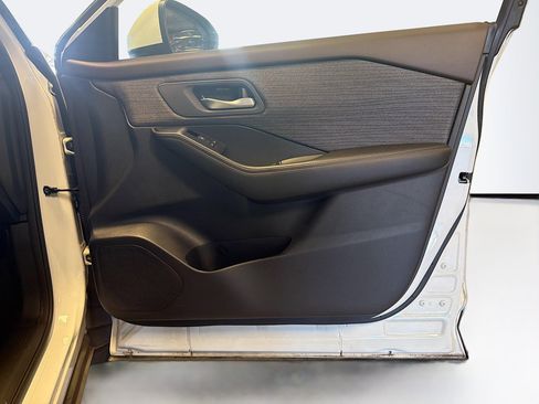 Used 2023 Nissan Rogue SV image 32