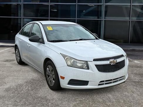 Used 2014 Chevrolet Cruze LS FWD image 2